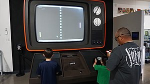 เห็นเด็กสองคนกำลังเล่นเกมโป่งบนจอมอนิเตอร์ขนาดใหญ่