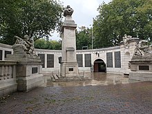 Monumento a la Primera Guerra Mundial en Portsmouth Guildhall Square, agosto de 2020 02.jpg