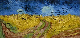 Una pintura expansiva de un campo de trigo, con un sendero que atraviesa el centro bajo cielos oscuros e inhóspitos, a través del cual vuela una bandada de cuervos negros.
