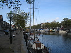 Puerto viejo en el centro de Vlaardingen