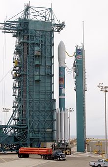 Mobile Service Tower พลิกคว่ำ Delta II บน SLC-2W.jpg