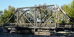 สะพาน Truss ของทางรถไฟแปซิฟิกตอนใต้ในแคลิฟอร์เนียสำหรับรถไฟรางเดี่ยวซึ่งเปลี่ยนเป็นการใช้ทางเท้าและการรองรับท่อ
