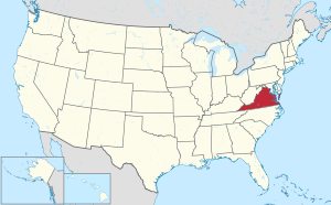 Virginia está ubicada en la costa atlántica a lo largo de la línea que divide las mitades norte y sur de los Estados Unidos. Corre principalmente de este a oeste. Incluye una pequeña península a través de una bahía que es discontinua con el resto del estado.