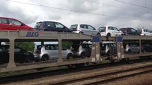 ไฟล์: รถยนต์Škodaถูกขนส่งโดยรถไฟที่สถานีรถไฟKutná Hora městoสาธารณรัฐเช็ก - 20140710.ogv