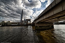 การเกิดขึ้นของลอนดอนใต้เป็นผลมาจากการมีอยู่และที่ตั้งของสะพานลอนดอน