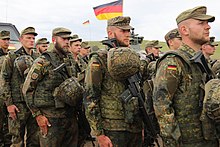 ทหารกองทัพเยอรมันยืนให้ความสนใจเพลงชาติจอร์เจียระหว่าง Noble Partner 18 ที่ Vaziani Training Area, Georgia.jpg