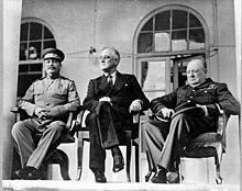 Tres hombres, Stalin, Roosevelt y Churchill, sentados juntos codo con codo