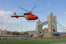 เฮลิคอปเตอร์พยาบาลทางอากาศของลอนดอนที่ Tower Bridge.jpg
