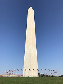 Monumento a Washington con banderas estadounidenses en un hermoso día de otoño.jpg