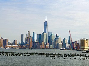 O novo One World Trade Center dominando a parte baixa de Manhattan, visto de Hoboken em 2019