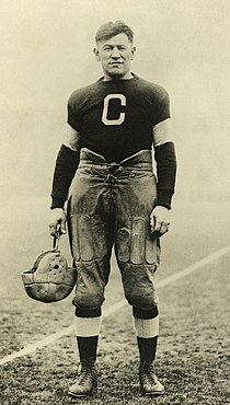 Uma fotografia em preto e branco de Jim Thorpe em sua camisa de futebol Canton Bulldogs.