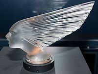 Victoire 2 โดย Rene Lalique Toyota Automobile Museum.jpg