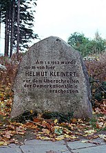 A roughly dressed block of granite, about waist-high, the inscription reading "Am 1.8.1963 wurde 150 m von hier HELMUT KLEINERT vor dem Überschreiten der Demarkationslinie eschossen".