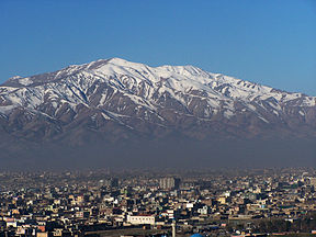काबुल, पृष्ठभूमि में पहाड़ों के साथ