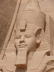รูปปั้นนั่งภายนอก 1 ใน 4 รูปของ Ramesses II ที่ Abu Simbel