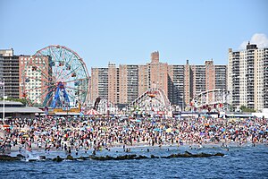 ชายหาด Coney Island สวนสนุกและอาคารสูงซึ่งมองเห็นได้จากท่าเรือในเดือนมิถุนายน 2559