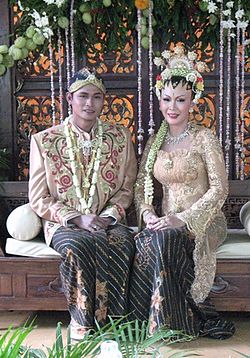 Traditioneel Javaans huwelijkskostuum.jpg
