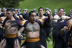 Haka แสดงในระหว่างการเยือนนิวซีแลนด์ของรัฐมนตรีว่าการกระทรวงกลาโหมสหรัฐฯ (1) .jpg