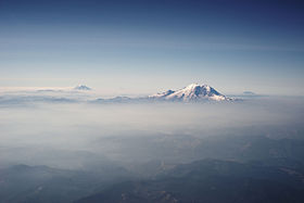 Mount Rainier y otras montañas Cascades asomando a través de las nubes.jpg
