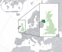 ที่ตั้งของไอร์แลนด์เหนือ (สีเขียวเข้ม) - ในยุโรป (สีเขียวและสีเทาเข้ม) - ในสหราชอาณาจักร (สีเขียว)