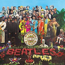 Los Beatles, sosteniendo instrumentos de una banda de música y vistiendo uniformes coloridos, se encuentran cerca de una tumba cubierta de flores que deletrean 