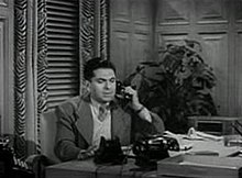 Sidney Skolsky como él mismo en The Corpse Came COD (1947)
